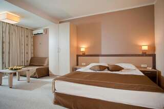 Курортные отели DIT Evrika Beach Club Hotel - All Inclusive Солнечный Берег Семейный двухместный номер с 1 кроватью и балконом (для 2 взрослых и 2 детей)-2