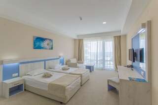 Курортные отели DIT Evrika Beach Club Hotel - All Inclusive Солнечный Берег Двухместный номер «Премиум» с 2 отдельными кроватями и видом на море (для 2 взрослых и 1 ребенка)-1