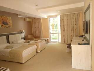 Курортные отели DIT Evrika Beach Club Hotel - All Inclusive Солнечный Берег Стандартный двухместный номер с 1 кроватью или 2 отдельными кроватями и балконом (для 2 взрослых и 1 ребенка)-2